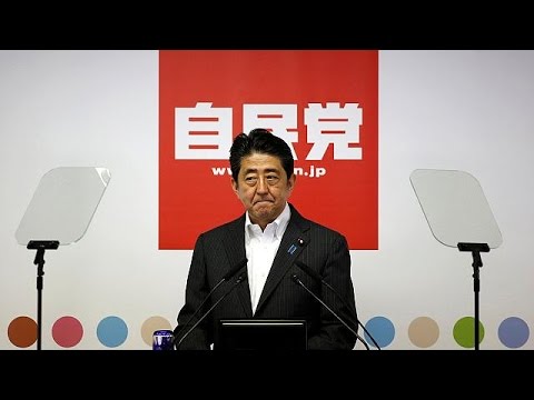 رئيس الوزراء الياباني يعزز سلطته بعد فوز ائتلافه الحكومي بالغالبية