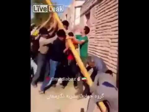 عمود كهربائي يصعق مجموعة من الرجال