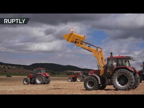 بالفيديو مباراة شطرنج بالجرارات في إسبانيا