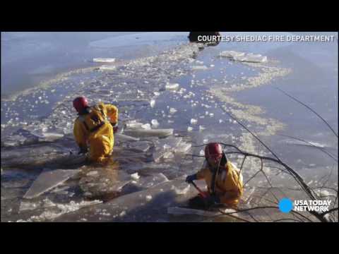 شاهد رجال المطافئ ينقذون موظ من نهر متجمد