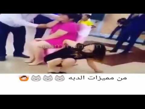 بالفيديو  امرأة بدينة تضع فتاة حسناء في موقف محرج في حفل زفاف