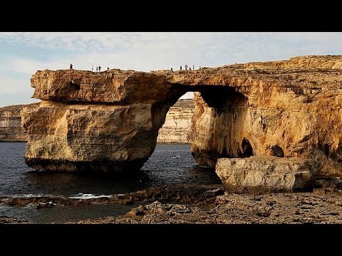 شاهد انهيار هيكل النافذة الزرقاء الصخري في مالطا