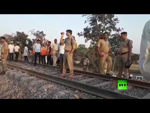 شاهد سقوط جرحى جراء خروج قطار عن مساره في الهند