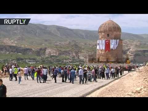 لحظة نقل ضريح آثري من موقعه في تركيا