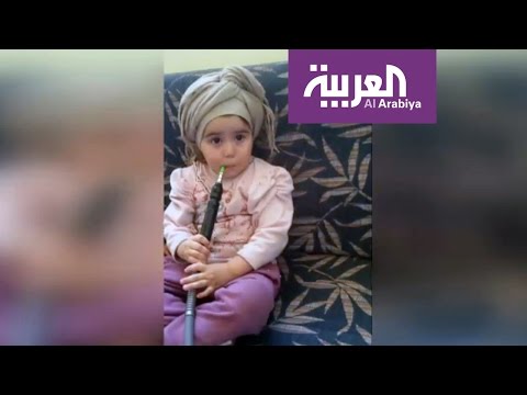 شاهد طفلة تدخن الشيشة والأم تصور