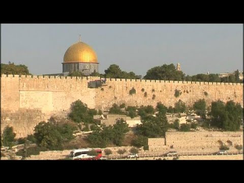 شاهد الفلسطينيون يرفضون البوابات الإلكترونية في القدس