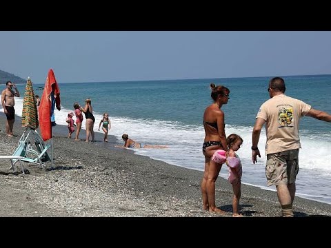 شاهد ملايين أعقاب السجائر تنتشر على شواطئ اليونان