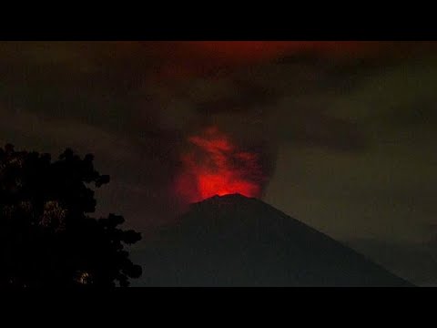 بركان جبل أغونغ يلفظ حممه الملتهبة والآلاف عالقون في مطار الجزيرة