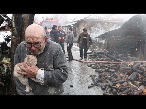 شاهد عجوز يحتضن قطة بعدما فَقَدَ منزله في حريق ضخم