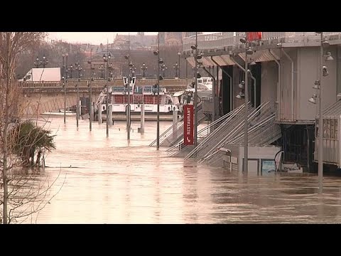 شاهد فيضان نهر السين يدفع سكان لمغادرة منازلهم