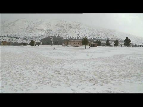 شاهد مناطق جبلية في المغرب تعاني من العزلة ونقص المؤن الغذائية بسبب الثلوج