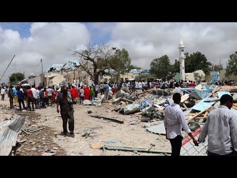 شاهد مقتل 6 أشخاص في هجوم استهدف مبنى رسميًا في مقديشو