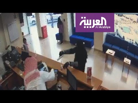 شاهد لحظة دخول مسلح على بنك كويتي واستيلائه على مبالغ مالية