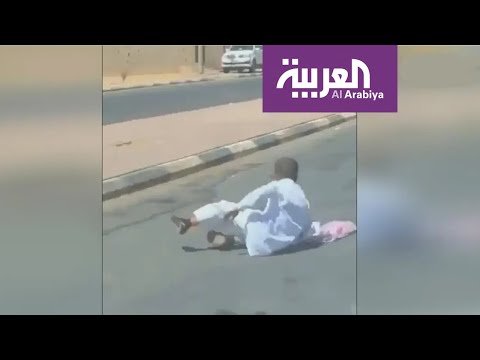 فيديو يخطف القلوب لطفل سعودي متعلق في باب حافلة