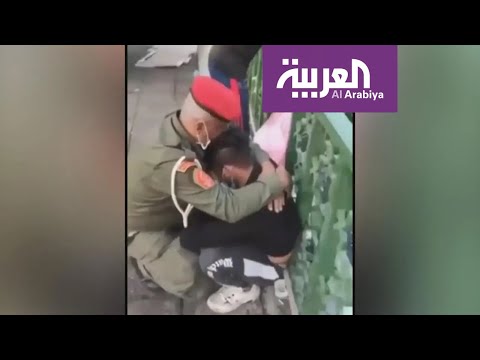 شاهد جندي عراقي يواسي متظاهرًا على جسر السنك في بغداد