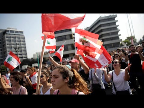 إضراب محطات الوقود يُثير غضب المواطنين في لبنان