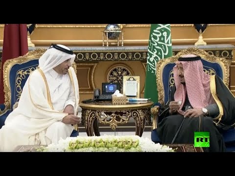 العاهل السعودي يستقبل رئيس وزراء قطر لحظة وصوله الرياض