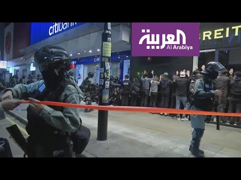 شاهد هونغ كونغ تستبدل الألعاب النارية لاستقبال العام الجديد بالغاز المسيل للدموع