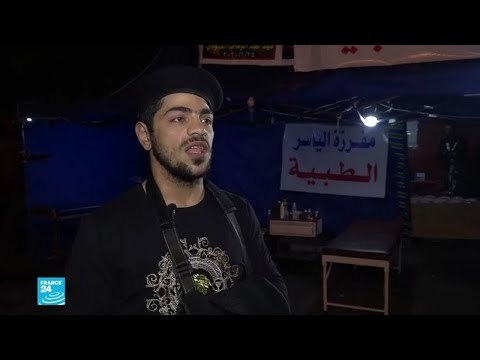 شاهد متظاهر عراقي أصيب مرتين ويساعد المتطوعين لعلاج المصابين