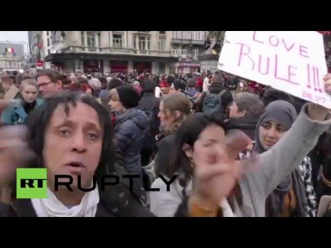 فيديو سكان بروكسل يتعانقون في ساحة البورصة