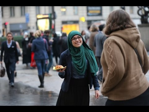 شاهد رد فعل المارة في السويد على فتاة محجبة تحمل لافتة «أنا مسلمة»