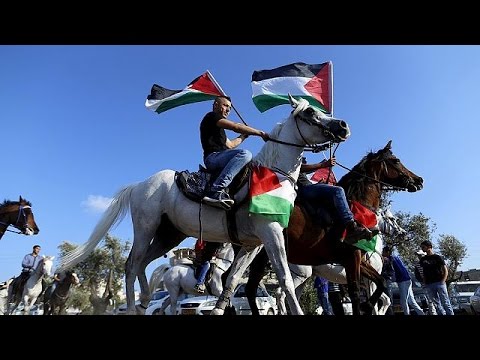 شاهد مواطنون فلسطينيون يحيون الذكرى الأربعين ليوم الأرض