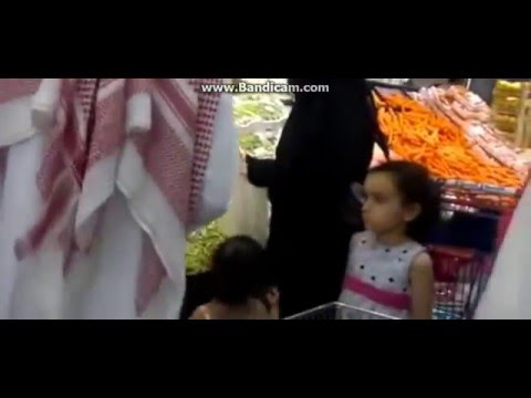 شاهد سعودي وزوجته يثيران أزمة داخل سوبرماركت